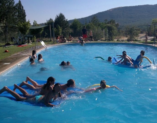  Com esteiras na piscina 
